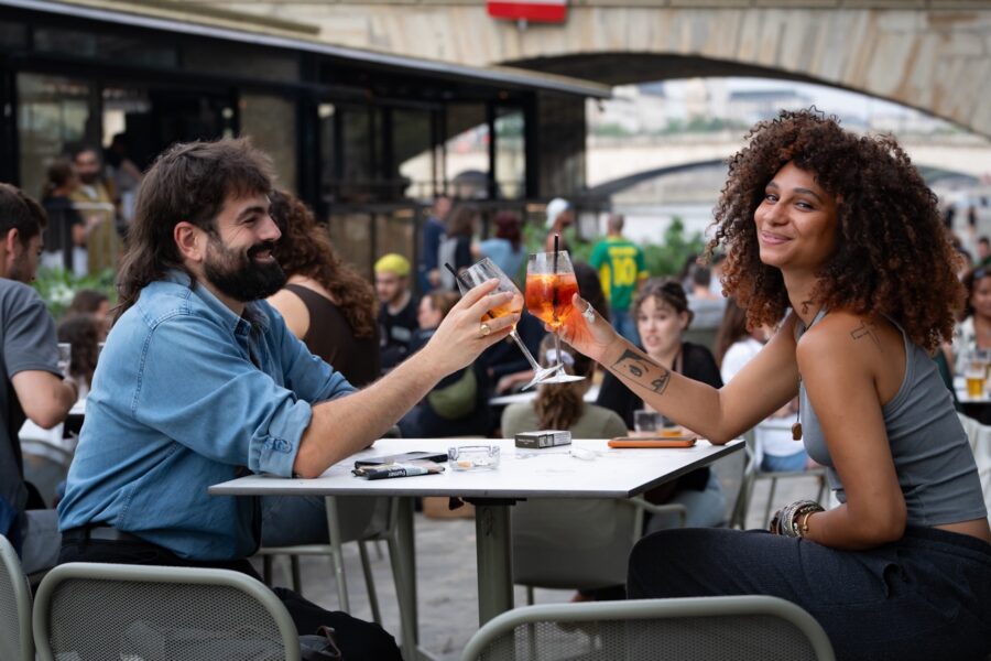 Request for marriage in Paris, to the sound of the earth