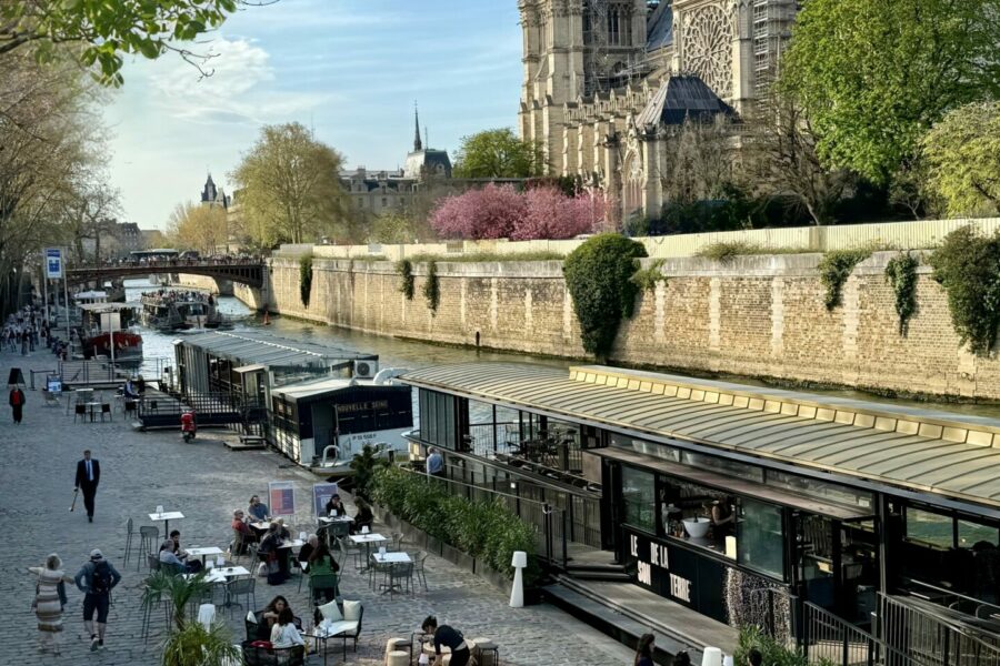 The terrace with view of the sound of the earth